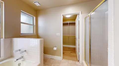 Bath - 1917 Lakeshore Dr, Modesto, CA 95355 photo 5 of 8