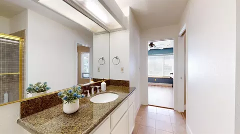 Bath - 1917 Lakeshore Dr, Modesto, CA 95355 photo 2 of 8
