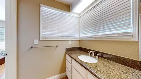 Bath - 1917 Lakeshore Dr, Modesto, CA 95355 photo 7 of 8