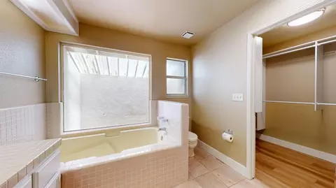Bath - 1917 Lakeshore Dr, Modesto, CA 95355 photo 3 of 8