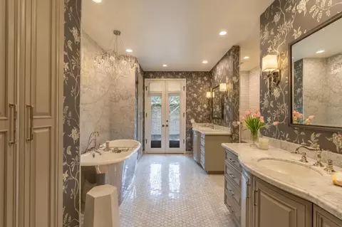 Bath - 300 Alice St, Modesto, CA 95354 photo 1 of 6