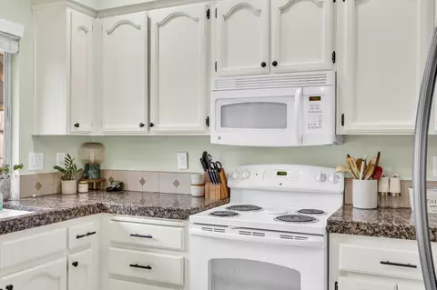 Kitchen - 4120 Cedar Meadow Dr, Antelope, CA 95843 photo 5 of 6