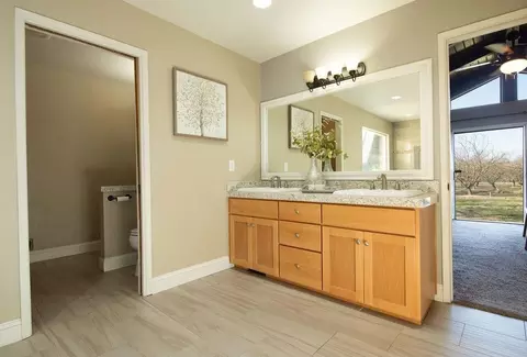 Bath - 1842 E Taylor Rd, Ceres, CA 95307 photo 4 of 9