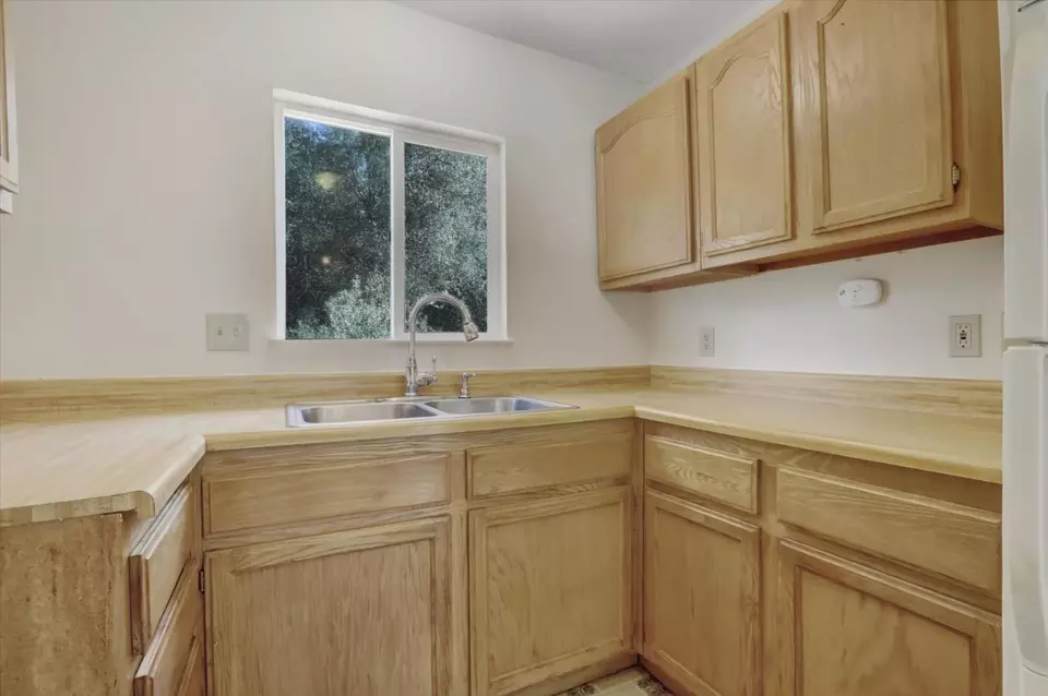 Kitchen - 13807 Bluebird Way, Oregon House, CA 95962 photo 3 of 7