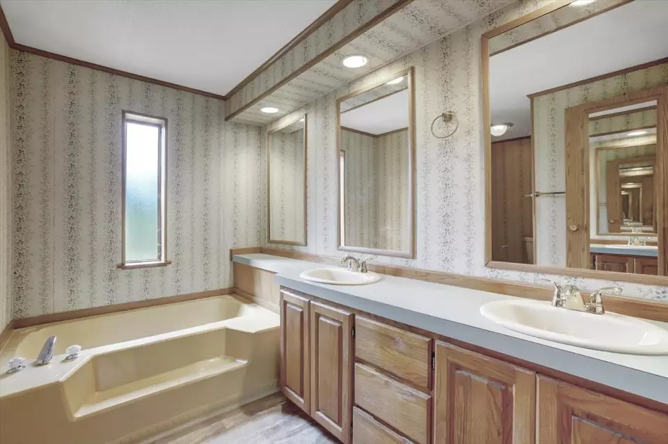 Bath - 13807 Bluebird Way, Oregon House, CA 95962 photo 4 of 10