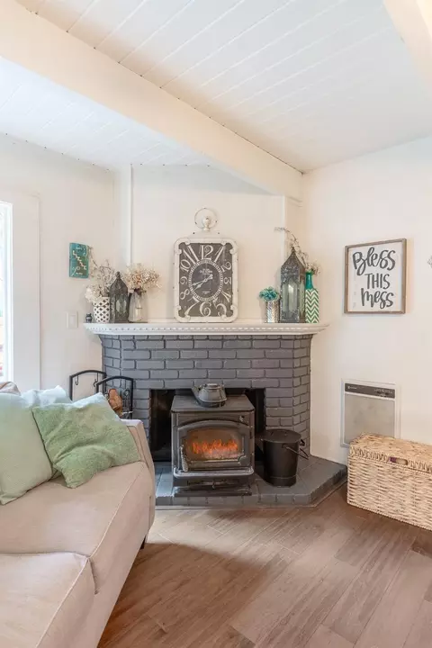 Living - 22447 Colorado River Dr, Sonora, CA 95370 photo 2 of 3