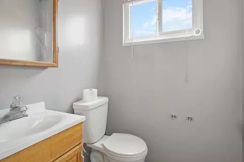 Bath - 625 Blanche Ct, Manteca, CA 95336 photo 2 of 2