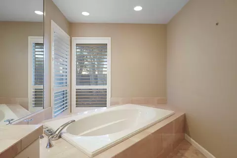 Bath - 835 Kramer Dr, Lodi, CA 95242 photo 3 of 4