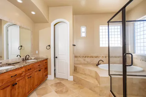 Bath - 4549 Mcgee Ave, Modesto, CA 95357 photo 1 of 6