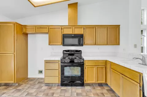 Kitchen - 3729 Black Eagle Dr, Antelope, CA 95843 photo 3 of 4