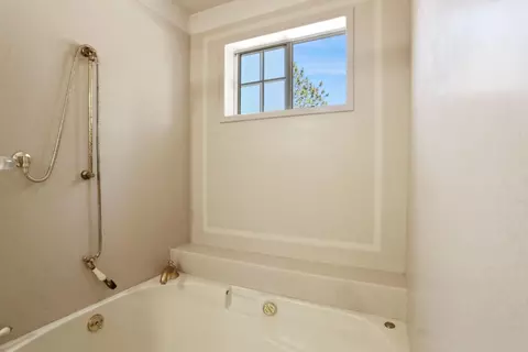Bath - 17755 E Collier Rd, Acampo, CA 95220 photo 2 of 4