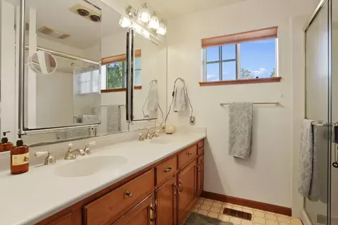 Bath - 17755 E Collier Rd, Acampo, CA 95220 photo 3 of 4