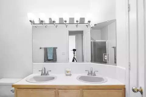 Bath - 4972 Walnut Rd, Hughson, CA 95326 photo 2 of 7
