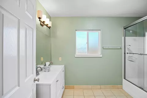 Bath - 4972 Walnut Rd, Hughson, CA 95326 photo 6 of 7