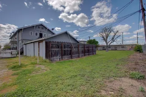 Exterior - 391 E Olive Ave, Turlock, CA 95380 photo 1 of 2