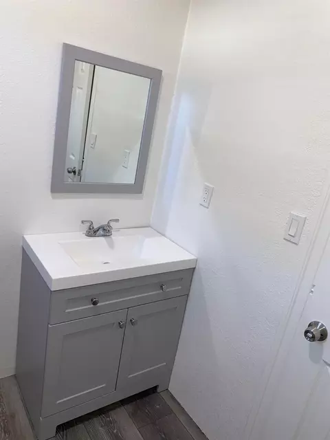 Bath - 391 E Olive Ave, Turlock, CA 95380 photo 2 of 5
