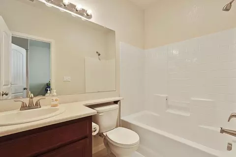 Bath - 2116 Splendor Way, Modesto, CA 95357 photo 2 of 6