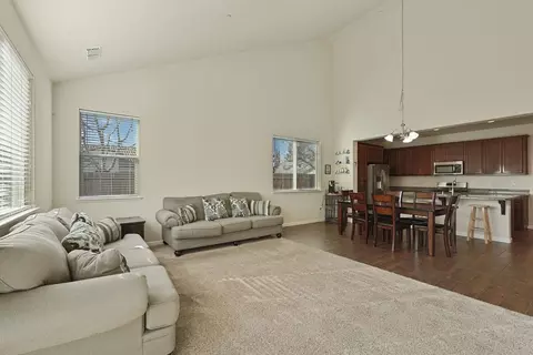 Living - 2116 Splendor Way, Modesto, CA 95357 photo 1 of 2