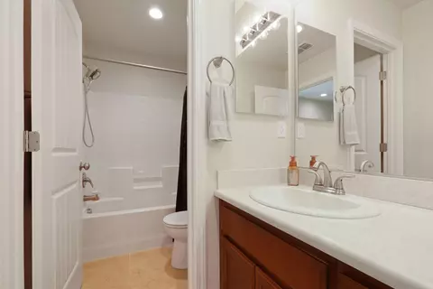 Bath - 2116 Splendor Way, Modesto, CA 95357 photo 6 of 6