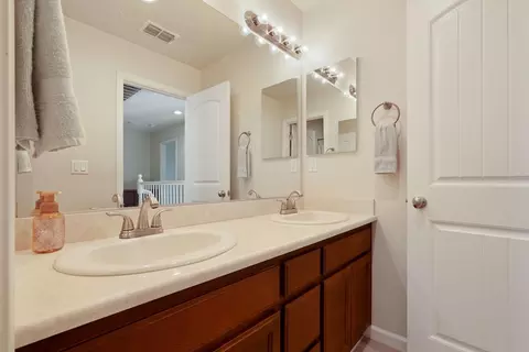 Bath - 2116 Splendor Way, Modesto, CA 95357 photo 5 of 6