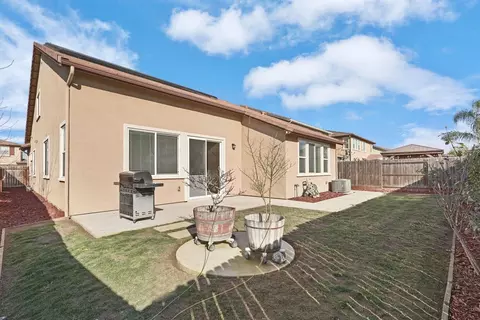 Exterior - 2116 Splendor Way, Modesto, CA 95357 photo 4 of 8