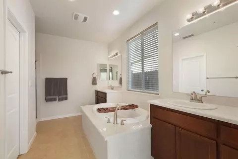 Bath - 2116 Splendor Way, Modesto, CA 95357 photo 3 of 6