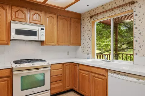 Kitchen - 6880 White Ln, Loomis, CA 95650 photo 3 of 4