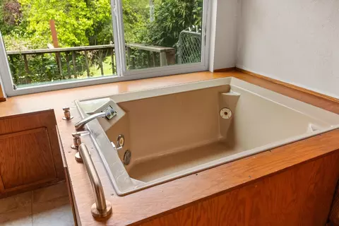 Bath - 6880 White Ln, Loomis, CA 95650 photo 5 of 6