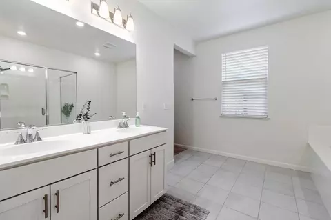 Bath - 2877 Margot Ln, Turlock, CA 95382 photo 4 of 4