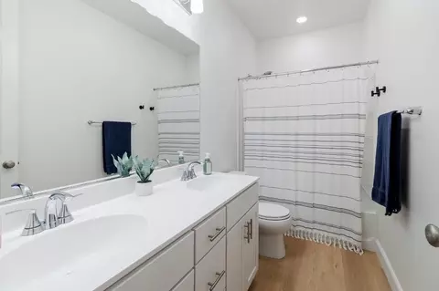 Bath - 2877 Margot Ln, Turlock, CA 95382 photo 1 of 4