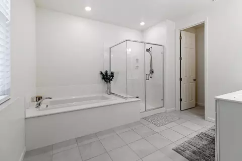 Bath - 2877 Margot Ln, Turlock, CA 95382 photo 3 of 4