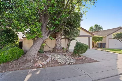 Exterior - 536 Navarre Pl, Modesto, CA 95354 photo 3 of 8