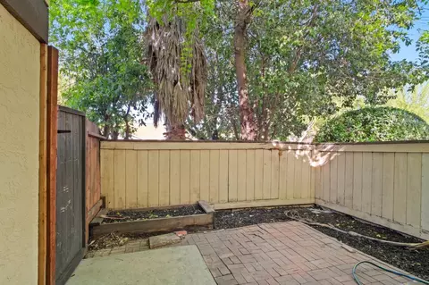 Exterior - 536 Navarre Pl, Modesto, CA 95354 photo 7 of 8