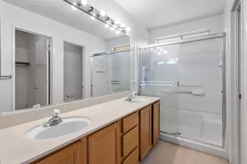 Bath - 14081 Chantilly Ct, Lathrop, CA 95330 photo 2 of 3