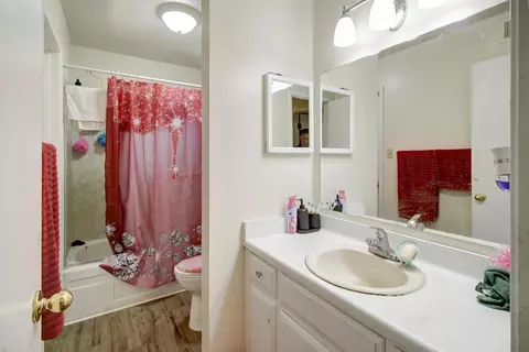 Bath - 5335 Gibbons Dr, Carmichael, CA 95608 photo 1 of 3