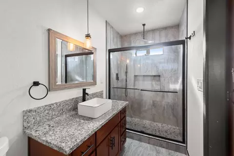 Bath - 1687 10th Ave, Olivehurst, CA 95961 photo 3 of 4