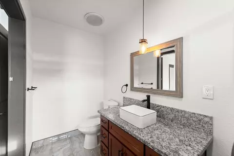 Bath - 1687 10th Ave, Olivehurst, CA 95961 photo 4 of 4