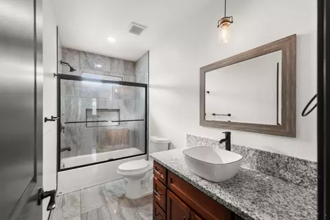 Bath - 1687 10th Ave, Olivehurst, CA 95961 photo 1 of 4