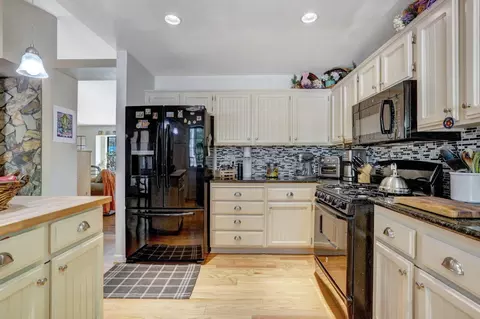 Kitchen - 11244 Edward Dr, Grass Valley, CA 95949 photo 11 of 11