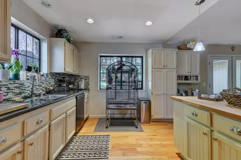 Kitchen - 11244 Edward Dr, Grass Valley, CA 95949 photo 9 of 11