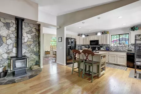 Kitchen - 11244 Edward Dr, Grass Valley, CA 95949 photo 6 of 11