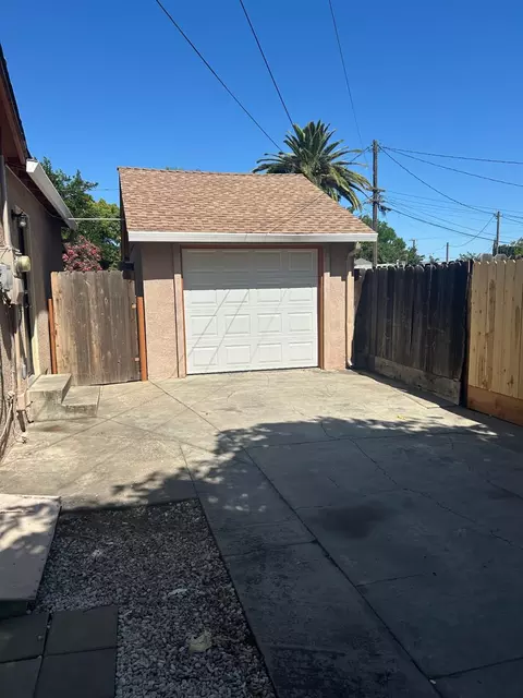 923 Acacia St, Modesto, CA 95351 photo 2