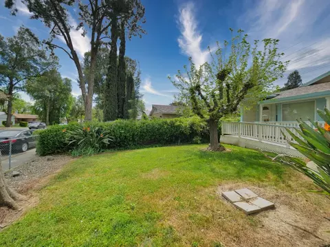 Exterior - 1611 L St, Davis, CA 95616 photo 3 of 12