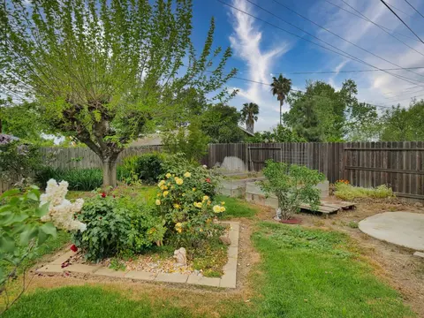 Exterior - 1611 L St, Davis, CA 95616 photo 12 of 12