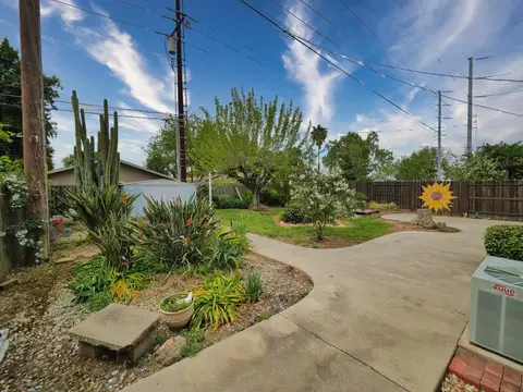 Exterior - 1611 L St, Davis, CA 95616 photo 6 of 12