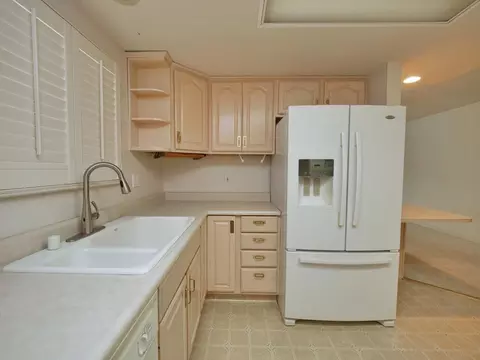 Kitchen - 1611 L St, Davis, CA 95616 photo 2 of 3