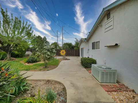 Exterior - 1611 L St, Davis, CA 95616 photo 7 of 12