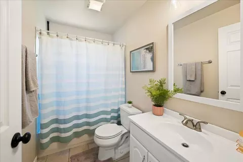 Bath - 4597 Tuttle Dr, Rocklin, CA 95677 photo 2 of 2
