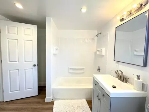 Bath - 857 Redinger Way, Williams, CA 95987 photo 1 of 2