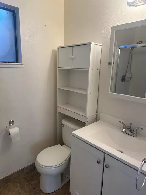 Bath - 557 Morgan St, Manteca, CA 95336 photo 2 of 2